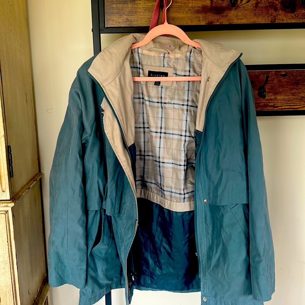 Beautiful rain jacket, size large more of a green color